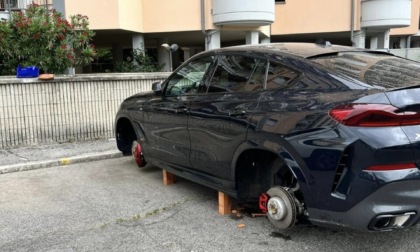 Furti seriali di gomme e cerchioni in diversi quartieri di Bergamo: banda in azione?