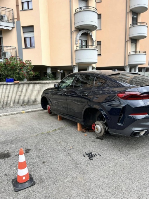 Furti seriali di gomme e cerchioni in diversi quartieri di Bergamo: banda in azione?
