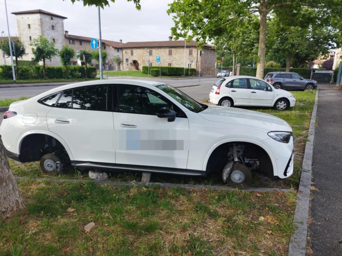 Rubate tutte e quattro le ruote di una Mercedes vicino al campo sportivo di Campagnola