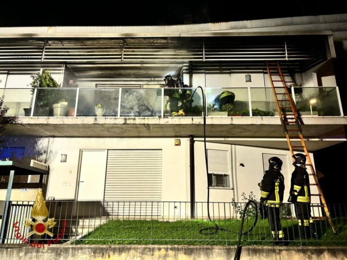 Incendio su un balcone a Sorisole. Fiamme spente