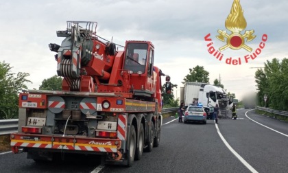 Scontro violento tra due camion a Calcio: ferito uno degli autisti