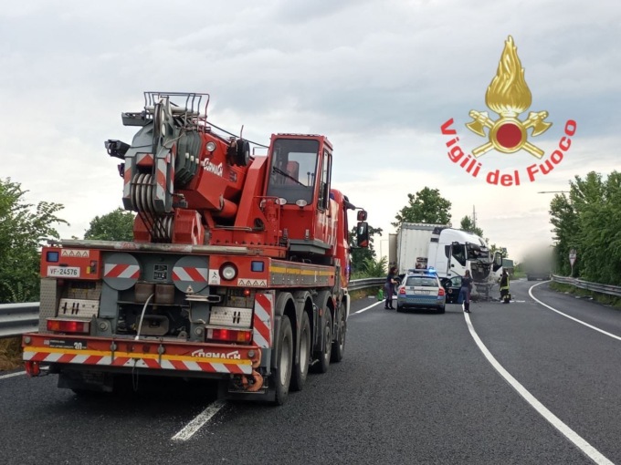 Scontro violento tra due camion a Calcio: ferito uno degli autisti