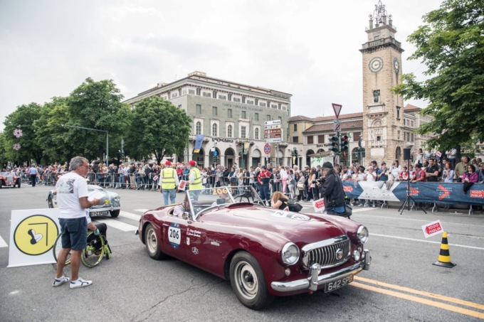 I video del passaggio della Mille Miglia 2024 per il centro di Bergamo