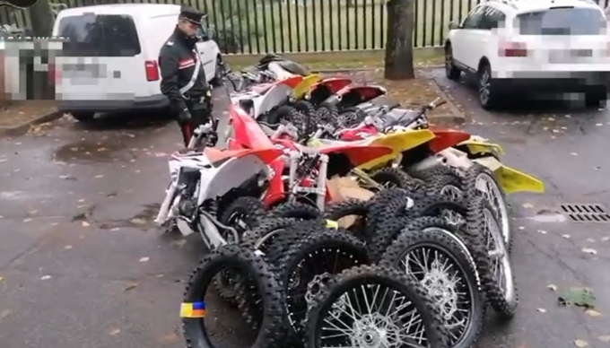 Spariscono venti moto ad Albano: i carabinieri inseguono il ladro e scoprono un box pieno di scarpe rubate