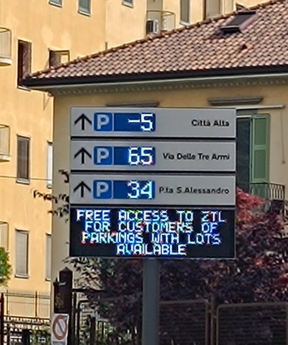 Il Parking Fara da semivuoto va in “overbooking”, e sul web partono i commenti ironici