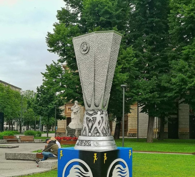 La riproduzione della coppa dell’Europa League in tour. E ne sarà realizzata un’altra