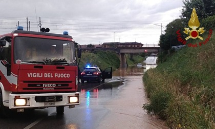 Sale l'acqua nel sottopasso a causa della pioggia e due persone restano intrappolate a Cortenuova