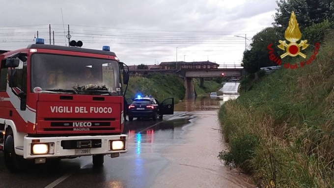 Sale l’acqua nel sottopasso a causa della pioggia e due persone restano intrappolate a Cortenuova