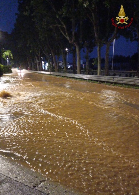 Tubazione rotta in Borgo Palazzo, Circonvallazione (verso le Valli) chiusa almeno fino a sera