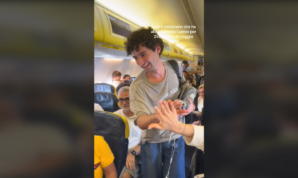 Volo da Orio a Maiorca in overbooking, virale il video del ragazzo che ha "salvato" la vacanza