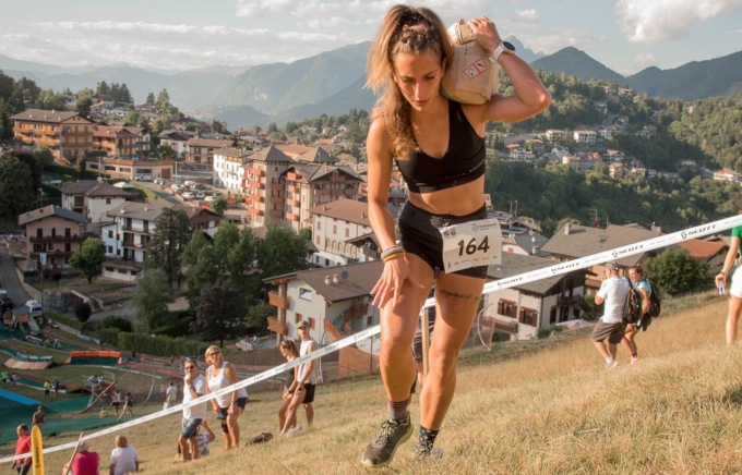 A Selvino torna la “Magut race”, la corsa dei muratori con i sacchi di cemento