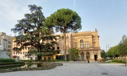 Forzata la porta della biglietteria del Teatro Donizetti: 250 euro il bottino