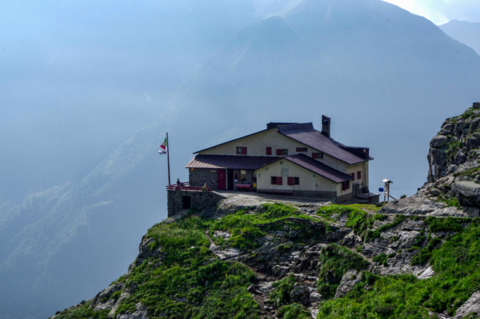 Un nido d’aquila nel bel mezzo della Conca dei Giganti: è il rifugio Merelli al Coca