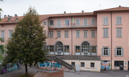 Farina e uova in strada per la maturità al liceo Amaldi di Alzano: i residenti protestano