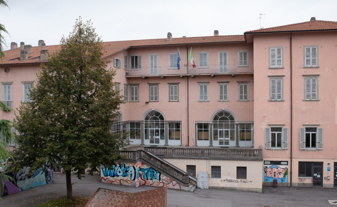Farina e uova in strada per la maturità al liceo Amaldi di Alzano: i residenti protestano