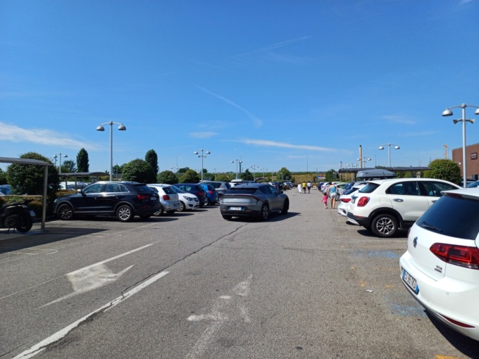 Stezzano, le rubano la borsa nel parcheggio del supermercato e prelevano mille euro
