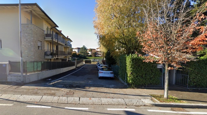 La battaglia dei residenti di via Merula a Bergamo: «Salviamo quella striscia di verde»