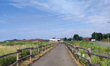 I "quattro moschettieri" del verde che hanno ripulito la pista ciclopedonale di Mozzo