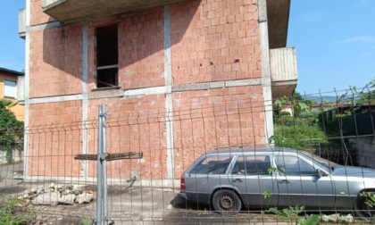 In via San Martino Vecchio, a Torre Boldone, c'è un edificio fatiscente da vent'anni