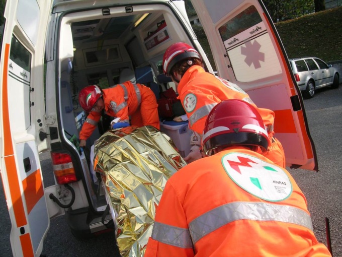 Il cane lo strattona, 71enne cade e batte la testa a Gromo: è grave