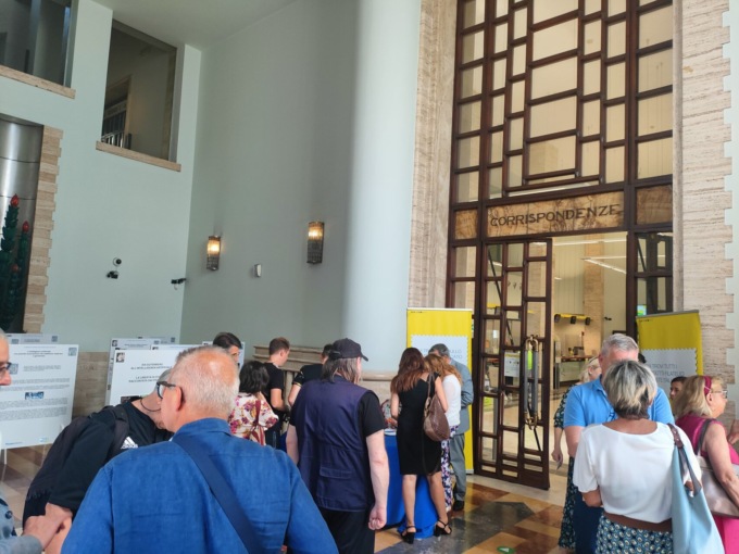 I francobolli raccontano la libertà di stampa: la mostra alle Poste centrali di Bergamo
