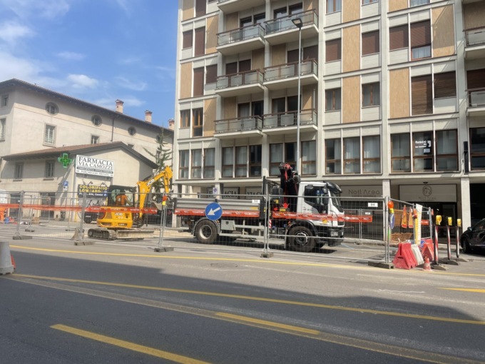 Un altro cantiere a Bergamo: per il teleriscaldamento, in via Camozzi carreggiate ridotte