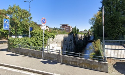 Scippa una donna a Redona e si butta in una roggia per scappare: preso (e ferito)