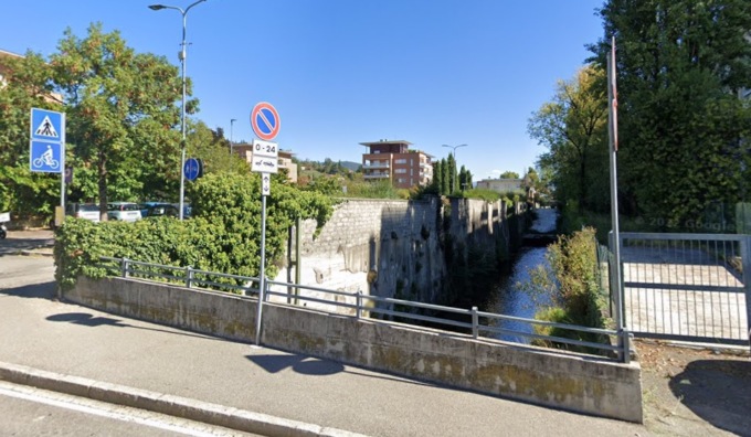 Scippa una donna a Redona e si butta in una roggia per scappare: preso (e ferito)