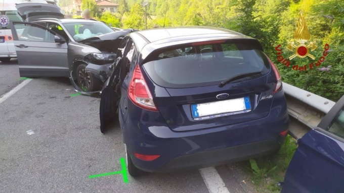 Frontale tra due auto a San Giovanni Bianco, lunghe code in Val Brembana