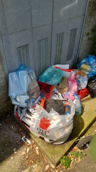 Una «mini discarica» in via Lanfranchi a Bergamo: «Va avanti così ormai da un anno»