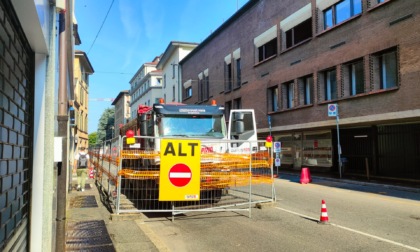 Cantiere in via Garibaldi, la rabbia dei commercianti: «Assurdo aprirlo durante i saldi»