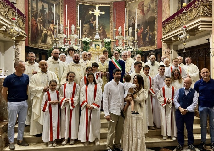 Folla festante nelle vie di Albino e in chiesa per il cinquantesimo di don Giuseppe