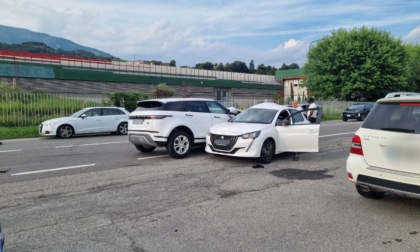 Auto tamponata "prende il volo" e finisce contro un Suv: maxi incidente a Pontida