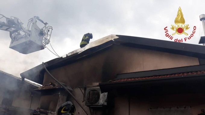 Incendio in un box e in un appartamento a Osio Sotto, soccorsa un’anziana