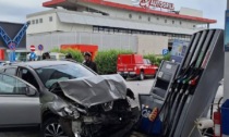 Auto si scontra con un furgone all'Autogrill di Osio Sopra e rimane incastrata nel distributore