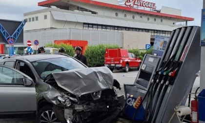 Auto si scontra con un furgone all'Autogrill di Osio Sopra e rimane incastrata nel distributore