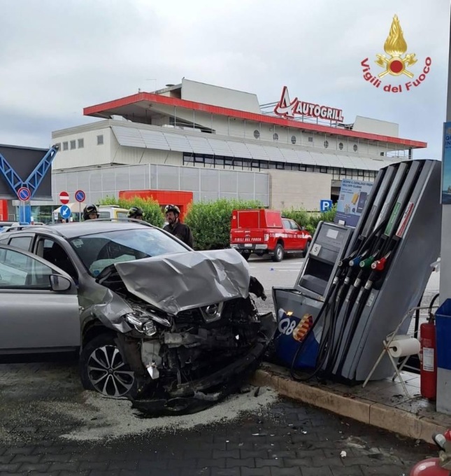 Auto si scontra con un furgone all’Autogrill di Osio Sopra e rimane incastrata nel distributore