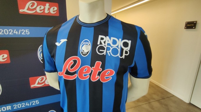 Le foto delle maglie dell’Atalanta 2024/2025, con la novità dello sponsor Acqua Lete