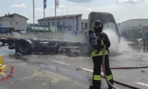 Scontro a Mornico tra moto e camion, che poi prendono fuoco. Grave centauro 40enne