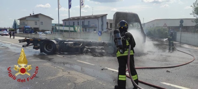 Scontro a Mornico tra moto e camion, che poi prendono fuoco. Grave centauro 40enne