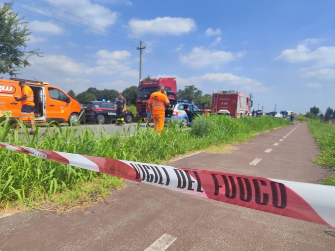 Suv si schianta contro tir a Calusco d’Adda, sulla provinciale: morta donna di 54 anni