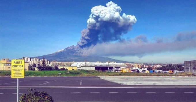 Chiuso l’aeroporto di Catania a causa dell’Etna, dirottati i voli per Orio al Serio