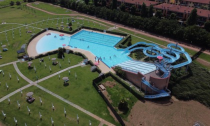 Scende dallo scivolo della piscina in piedi e batte la testa: paura per un 15enne all'Aquamore di Stezzano