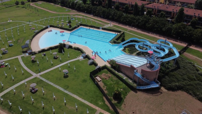 Scende dallo scivolo della piscina in piedi e batte la testa: paura per un 15enne all’Aquamore di Stezzano