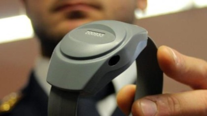 Divieto d’avvicinamento, ma stalkerizza l’ex fidanzato: braccialetto elettronico a una 35enne di Olmo al Brembo