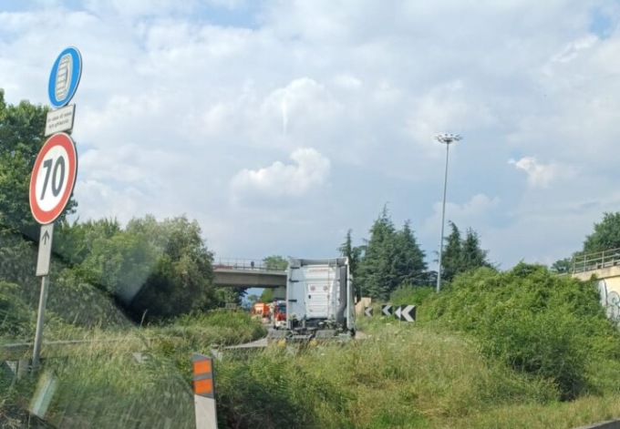 Camion ribaltatosi lungo l’Asse a Seriate, svincolo chiuso anche domani (4 luglio)