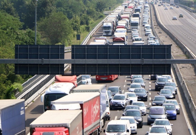 Auto ribaltata alle 7 in A4, tra Capriate e Dalmine: due feriti e lunghe code