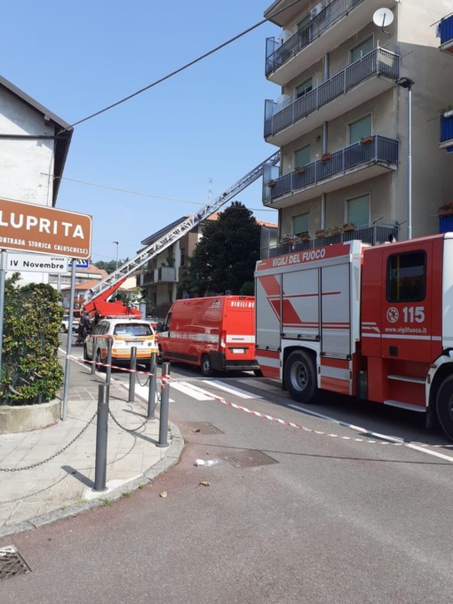 Sono serviti i pompieri per tirare giù da un tetto di Calusco un uomo in fuga dalla polizia