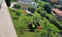 Esce di strada con la bici a Grumello e atterra in un giardino dopo un volo di 5 metri