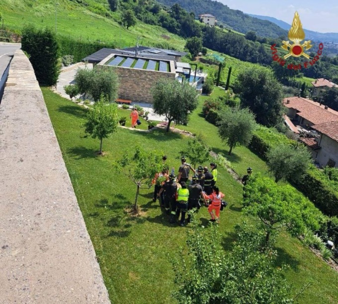 Esce di strada con la bici a Grumello e atterra in un giardino dopo un volo di 5 metri